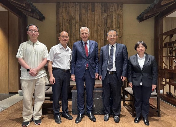 片仔癀公司与比利时前首相会商
